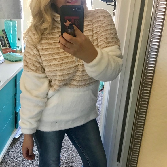 Last one ! Soft fuzzy pullover - Picture 4 of 4